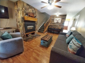 Valley Condo 104 - Casa Zia - Creekside - WiFi - Hot Tub - Fireplace - Washer - Dryer - Pet Friendly